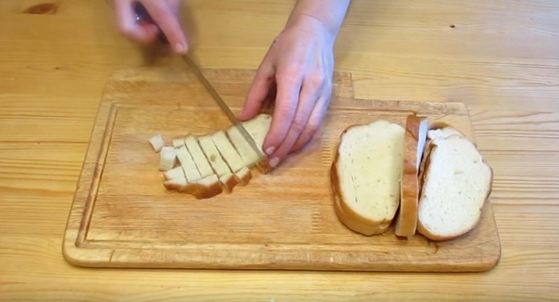 Тостовый хлеб нарезать ломтиками