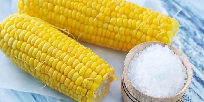 Кукуруза вареная с солью