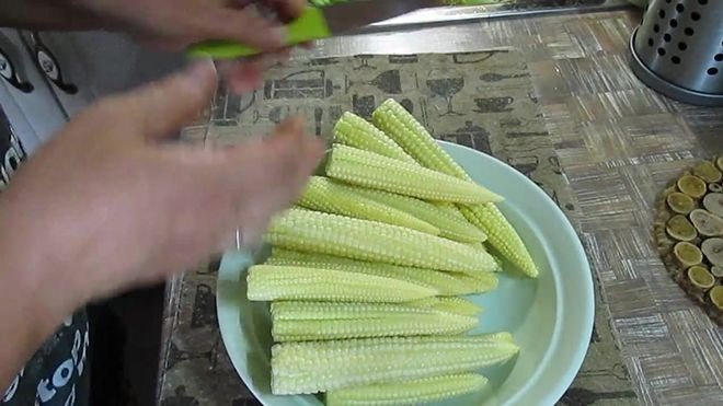 Кукуруза в початках консервированная