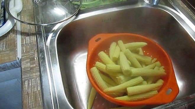 Мини кукуруза на сковороде