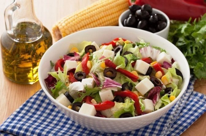 Греческий салат с кукурузой