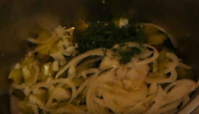 Жареные кальмары на сковороде с луком-пореем