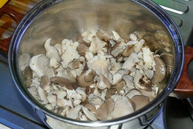Вареные белые грибы