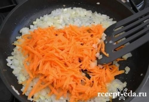 Рис с морковкой и луком на сковороде