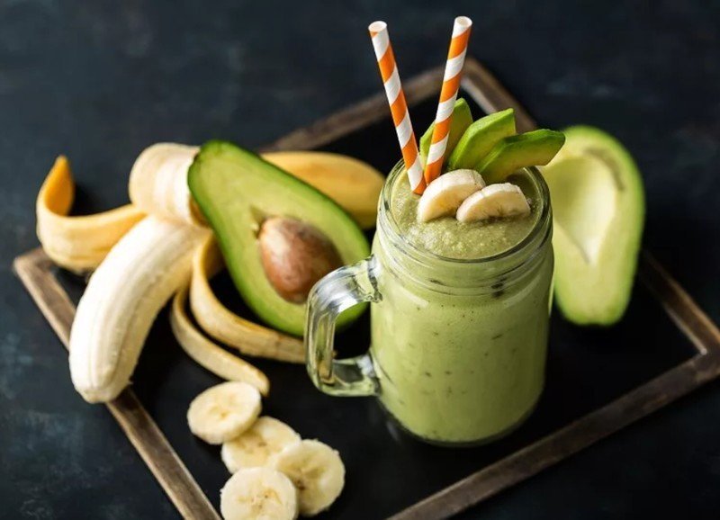 Банановый смузи с зеленью и авокадо